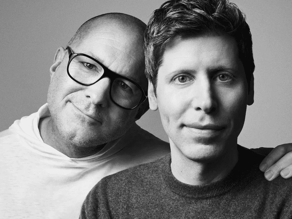 Portrait en noir et blanc de Jony Ive et Sam Altman côte à côte