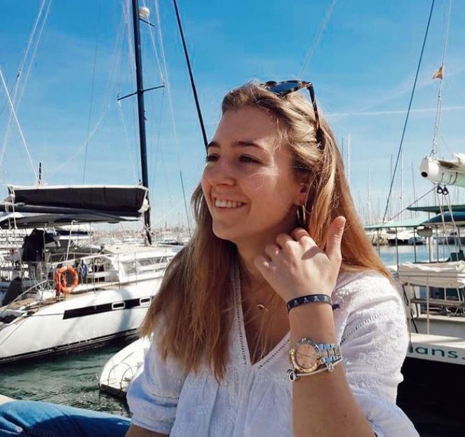 una foto de una vecina llamada monica perez