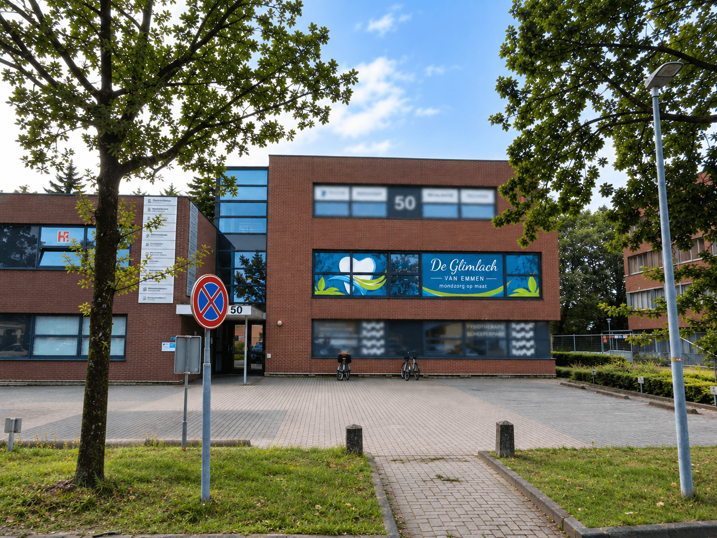 Tijdelijke foto van een rustige, moderne praktijkinterieur