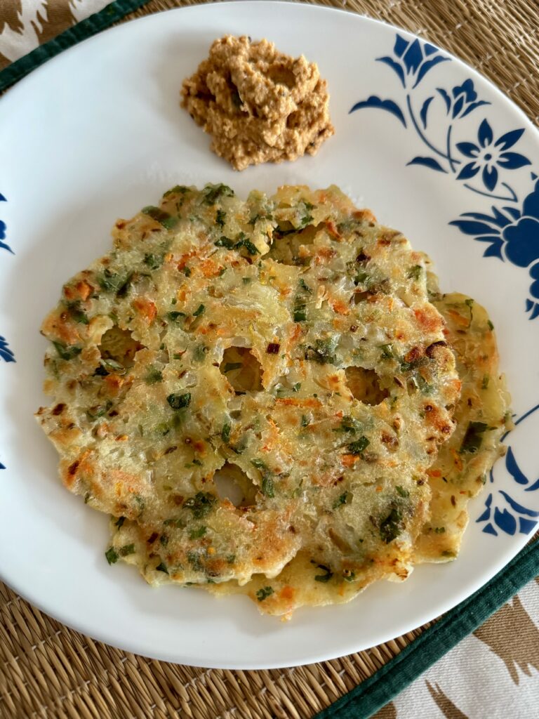 Akki rotis are served with chutney on a plate. 