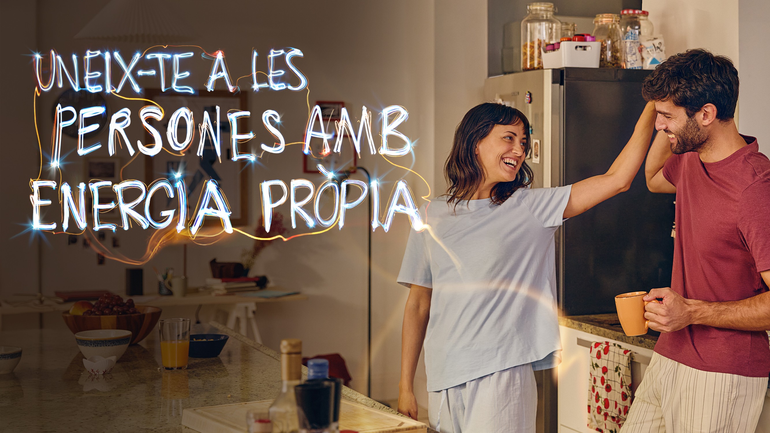 pareja joven feliz en su hogar