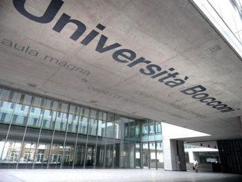 Ingresso di campus universitario moderno con vetrate: ateneo e aule studio