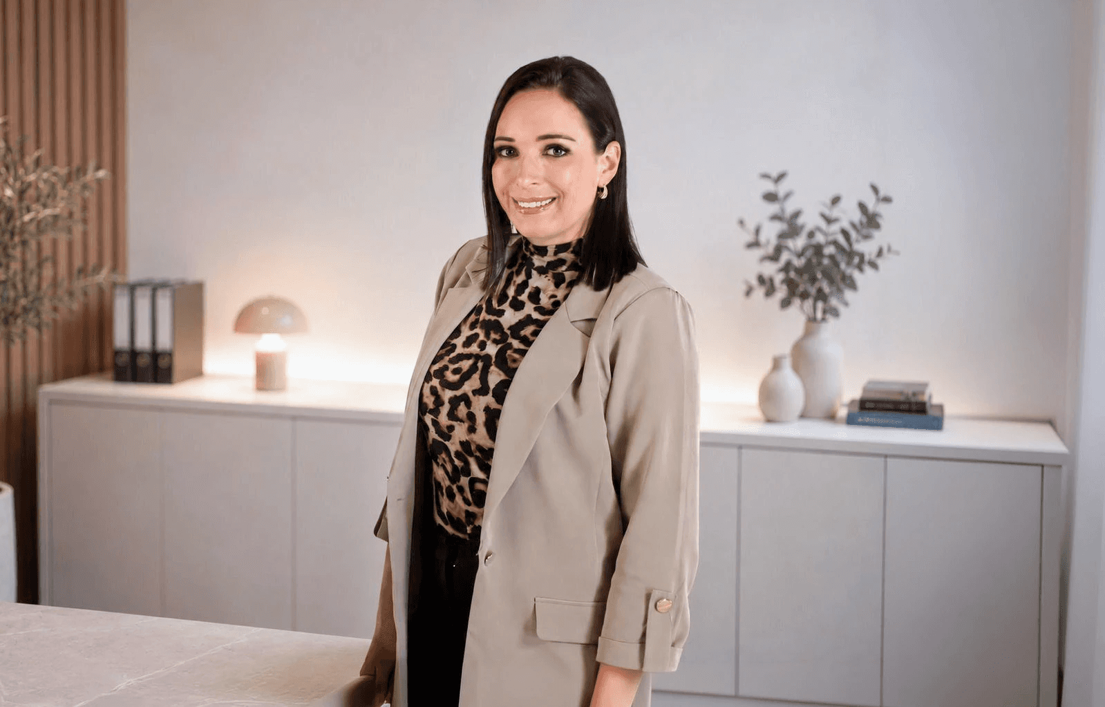 Immobilienakquisiteurin Nicole Kocher im Büro bei Kocher Immobilien