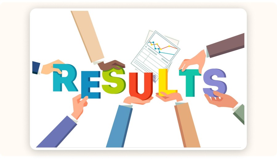 Mains assemblant lettres formant résultats avec graphiques et documents analytiques.