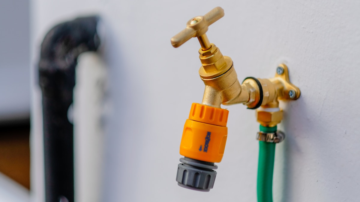 Brass outdoor plumbing valve with hose connection