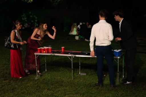 Grupo de estudiantes celebrando juntos en evento universitario VidaUni