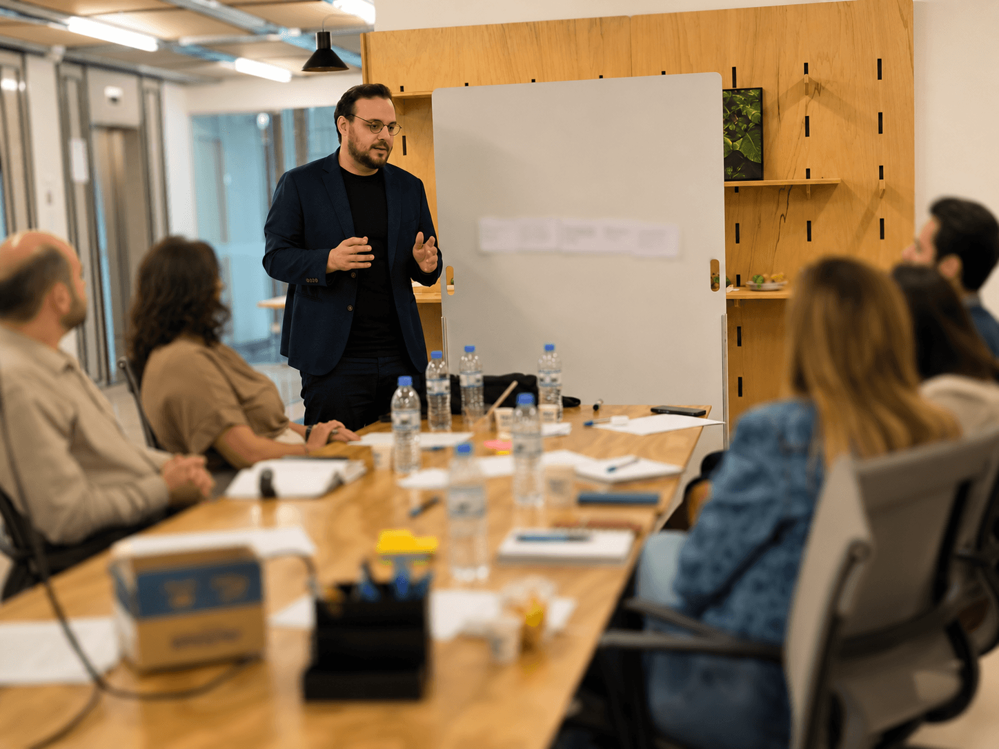 Pedro Bianchi em pé durante apresentação em ambiente corporativo