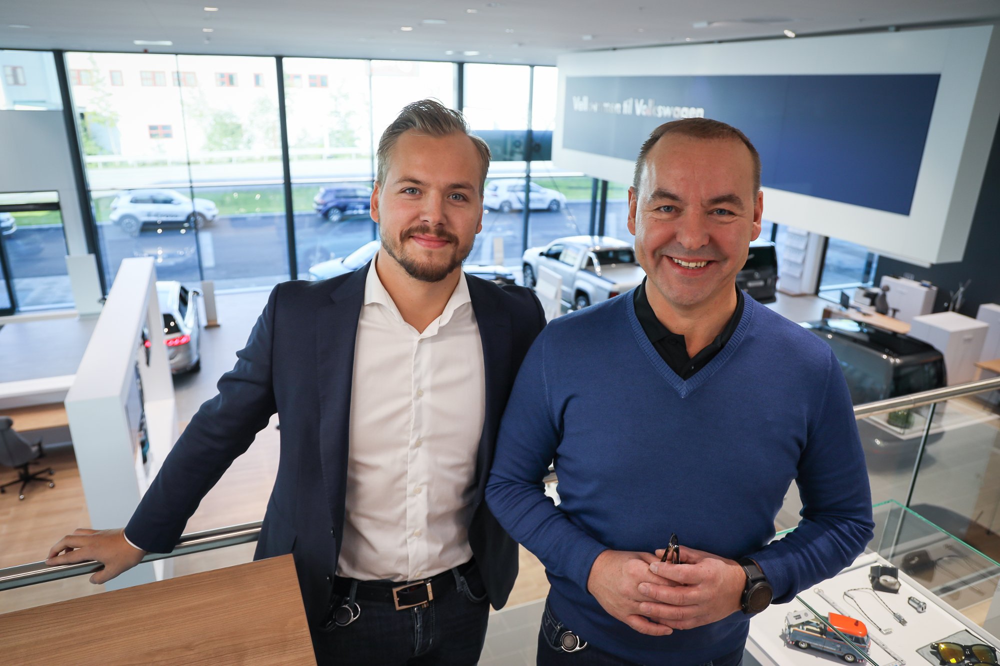 To ansatte hos Svebjørn Auto i utstillingslokalet i Narvik