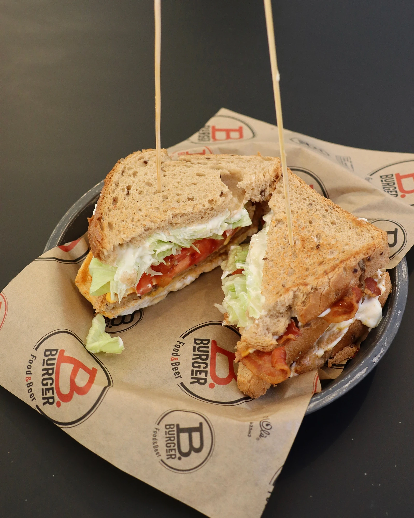 Foto lifestyle per IGI AMA realizzata da Aura Studio, agenzia genovese specializzata in content creation e social media strategy per brand di abbigliamento giovani e indipendenti.