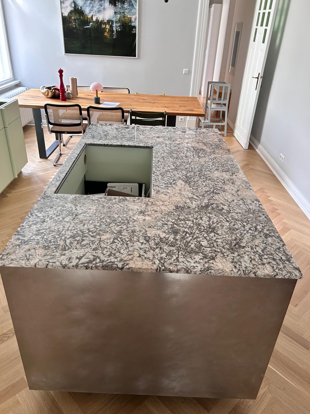 Graue Granit Kücheninsel in einer modernen Designerküche mit Naturstein-Arbeitsplatte
