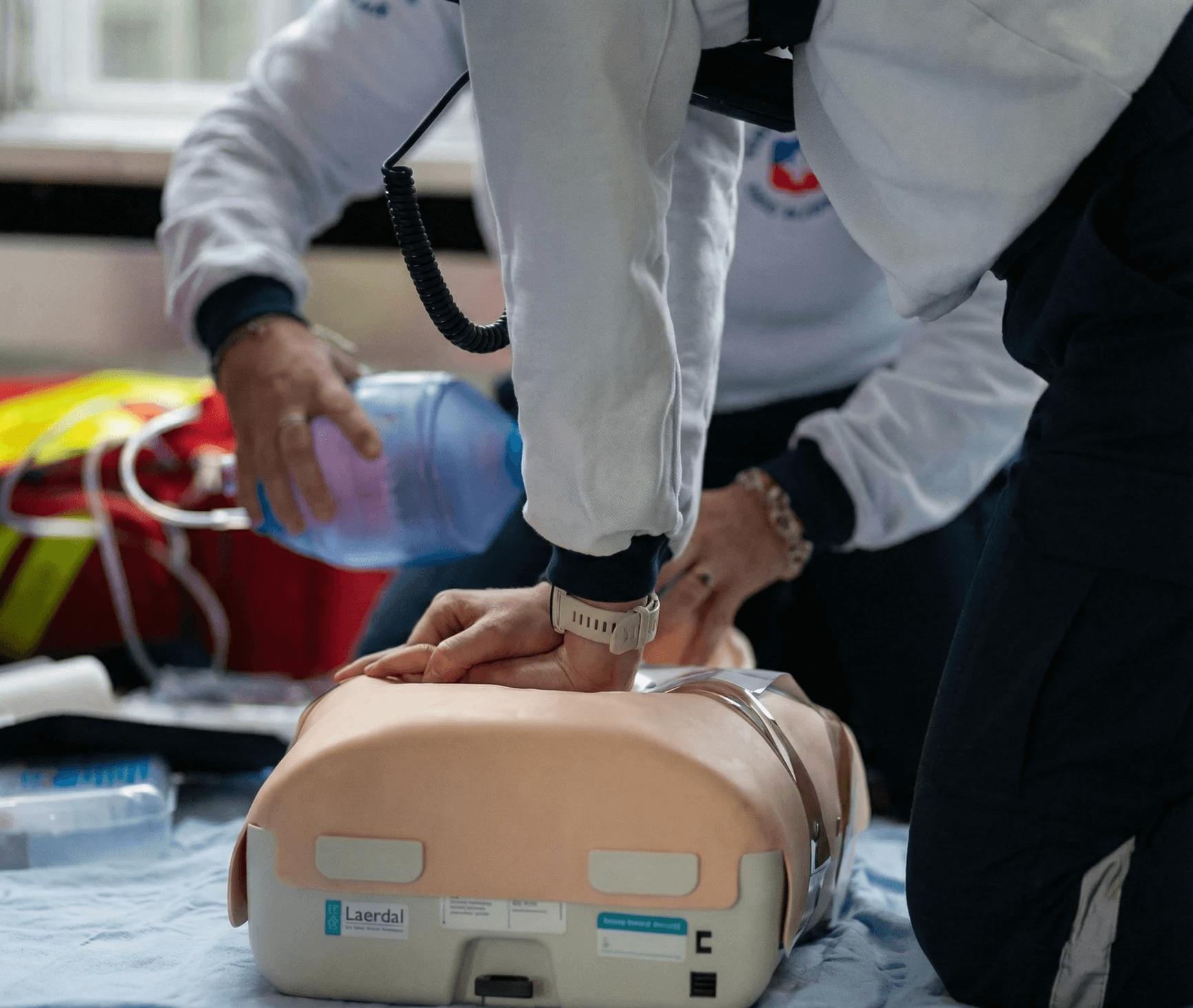 Formation RCP sur mannequin avec ventilation d'urgence.