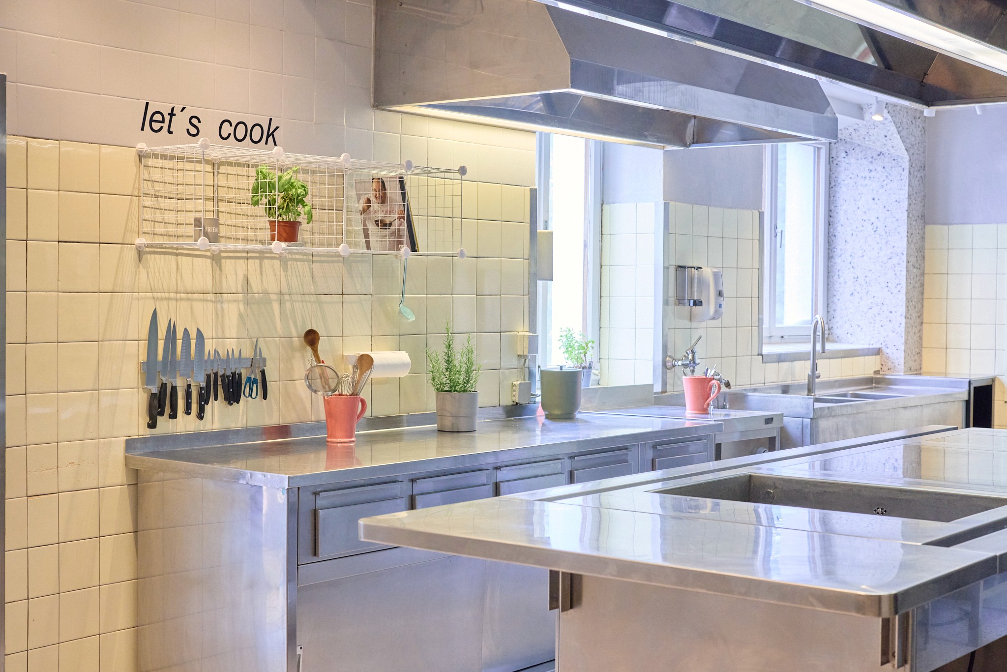 gastroküche mit messern kräutern und küchengeräten