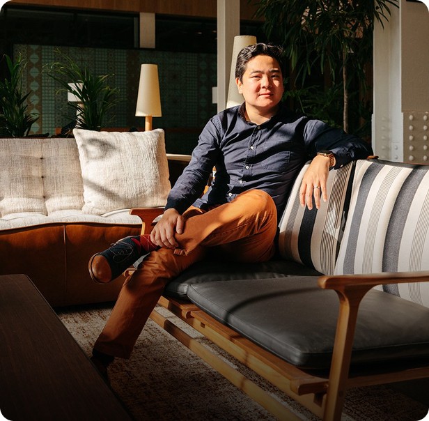 Homme assis sur un canapé