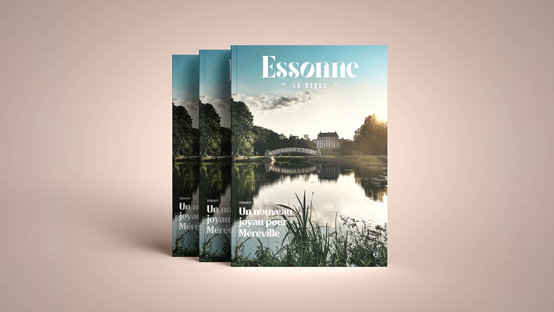 Trois exemplaires du magazine "Essonne La Revue", dont la couverture est une photo du domaine de Méréville au bord de l'eau, avec le titre "Un nouveau joyau pour Méréville".