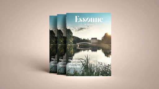 Trois exemplaires du magazine "Essonne La Revue", dont la couverture est une photo du domaine de Méréville au bord de l'eau, avec le titre "Un nouveau joyau pour Méréville".