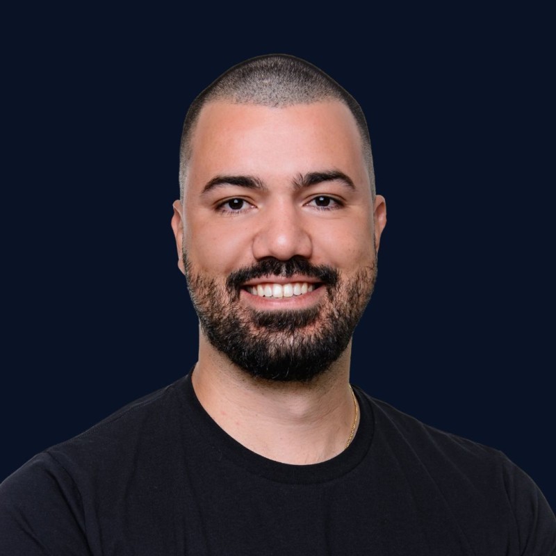 Foto de Clark Silva de perfil, com os olhos fechados. Ele tem óculos redondos, pele clara e cabelos escuros