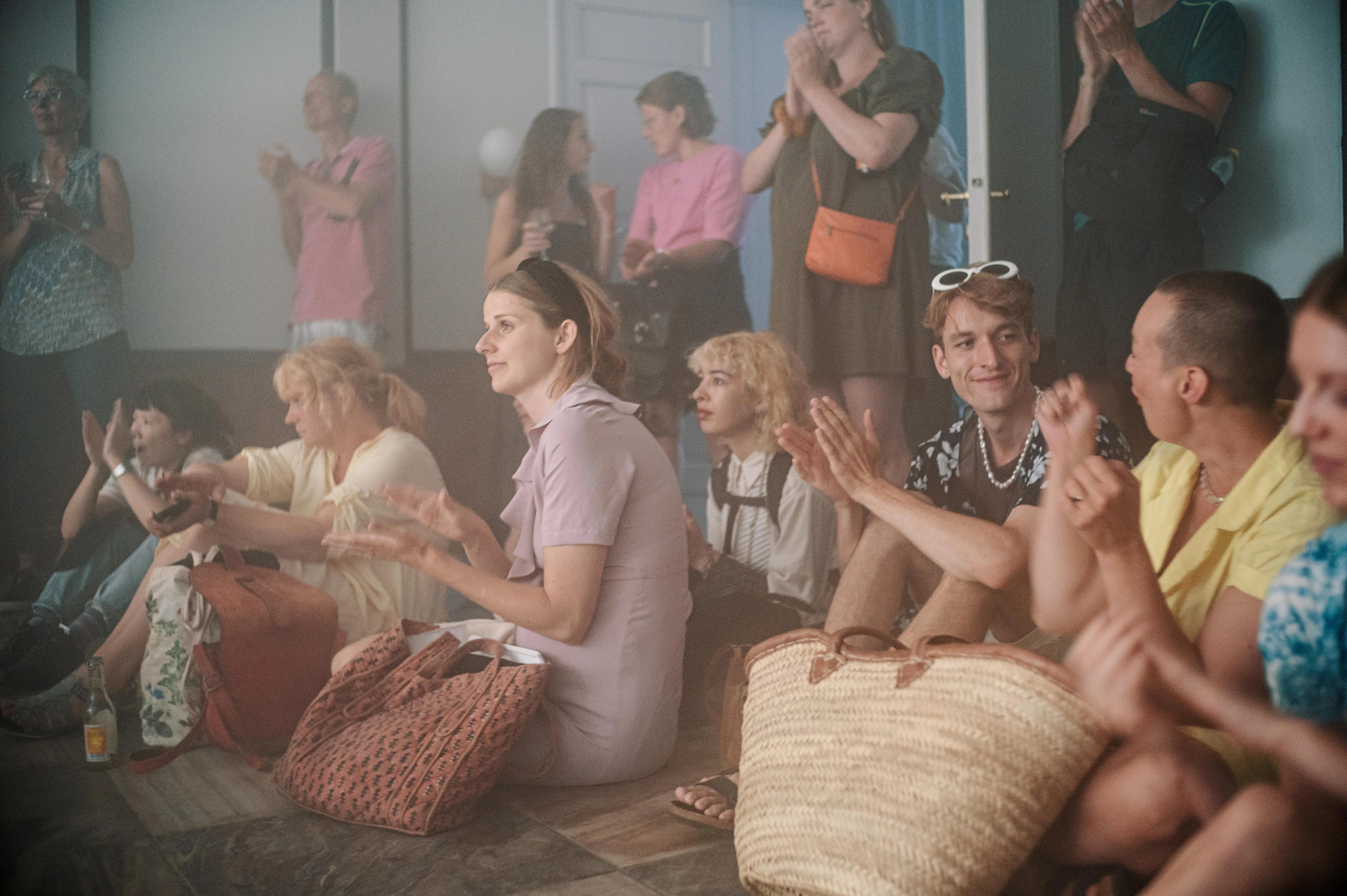 Tilskuere følger med til fernisering på Villa Kultur.