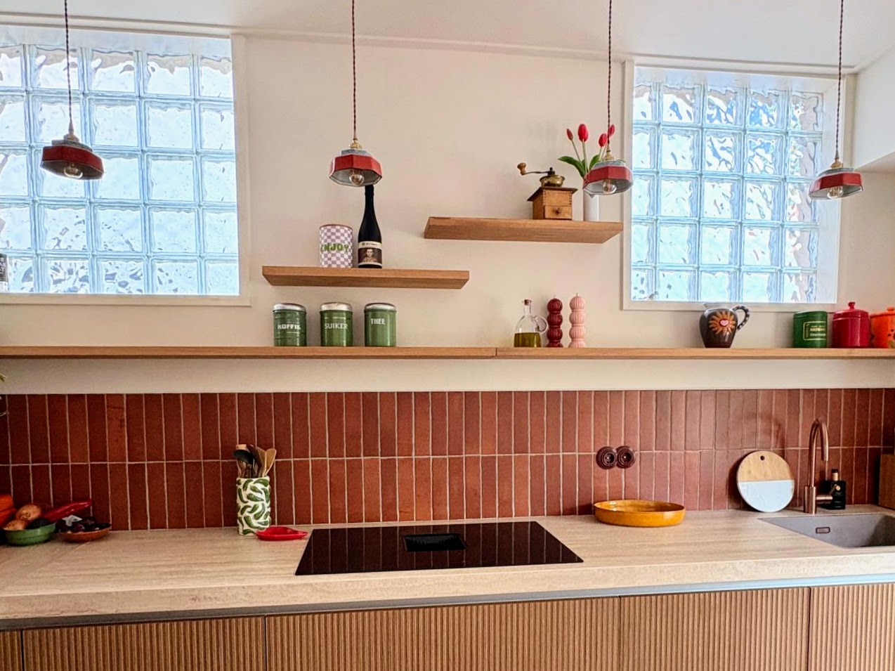Eikenhouten keukenplanken uit gerecupereerd hout in een moderne en warme keuken