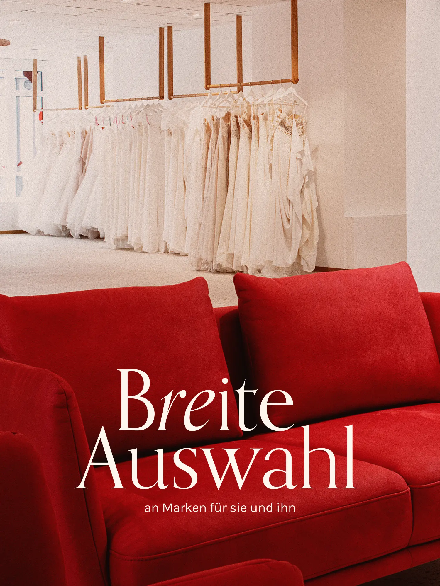 Professionelle Brautkleid-Anprobe bei Kerst Hochzeitsmode: Eine Beraterin mit Nadelkissen passt ein elegantes Spitzenkleid im hellen Atelier für die Kundin an.