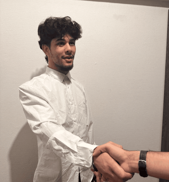 Photo de Ylies serrant la main d'un client