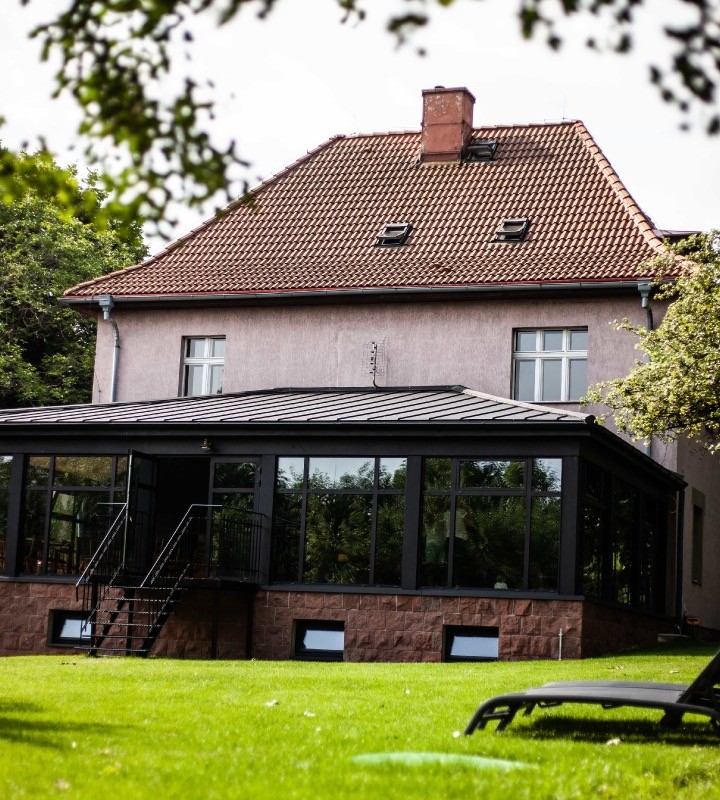 Villa Stara Apteka hotel dla grup z przeszkloną werandą i przestrzenią wspólną dla gości