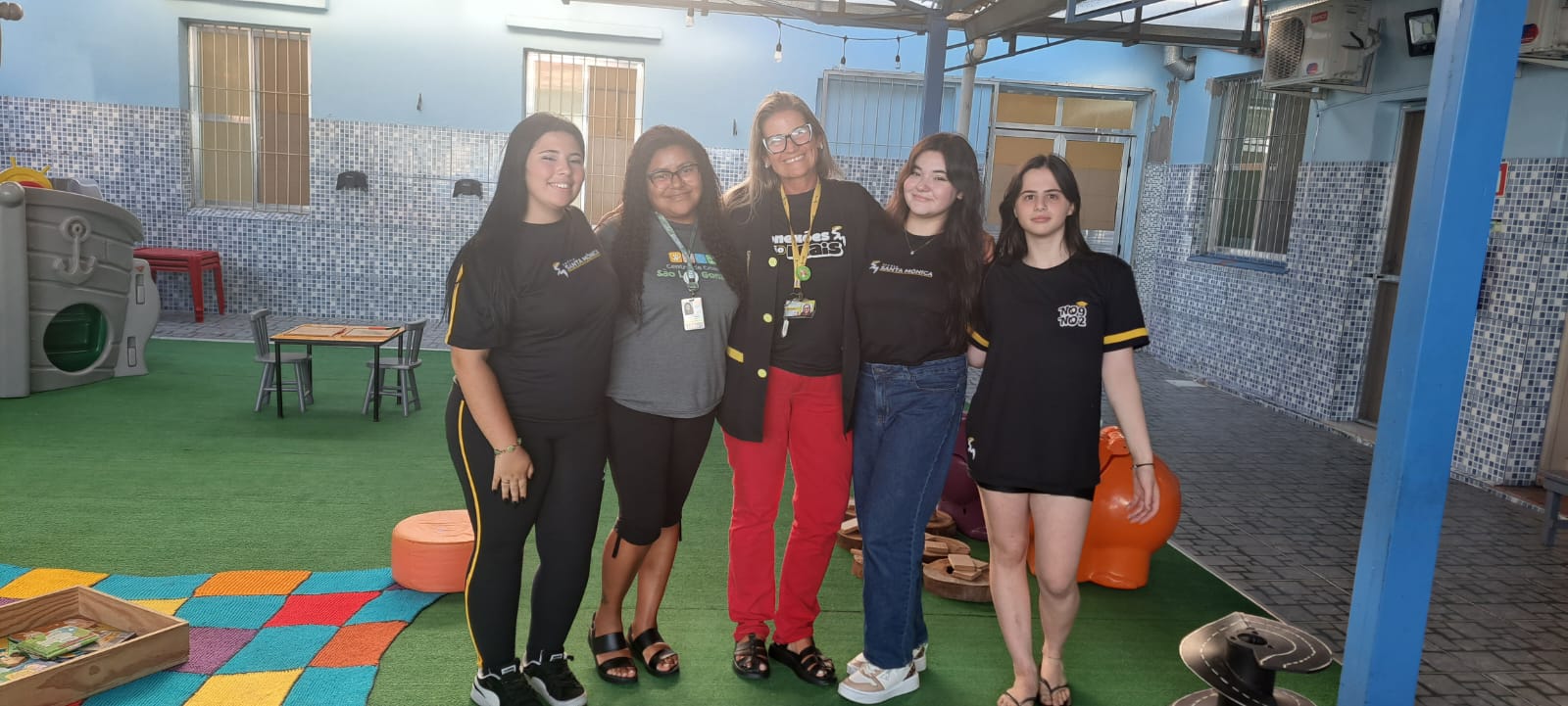 Alunos do Super 9º realizando revisão de biologia no Laboratório de Ciências