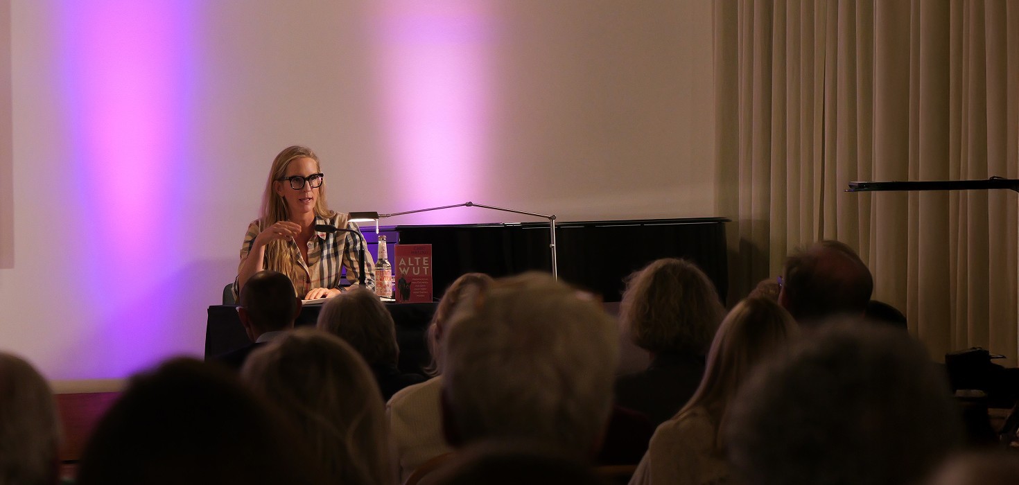 Caro Matzko liest aus Ihrem Spiegel Bestseller "Alte Wut".