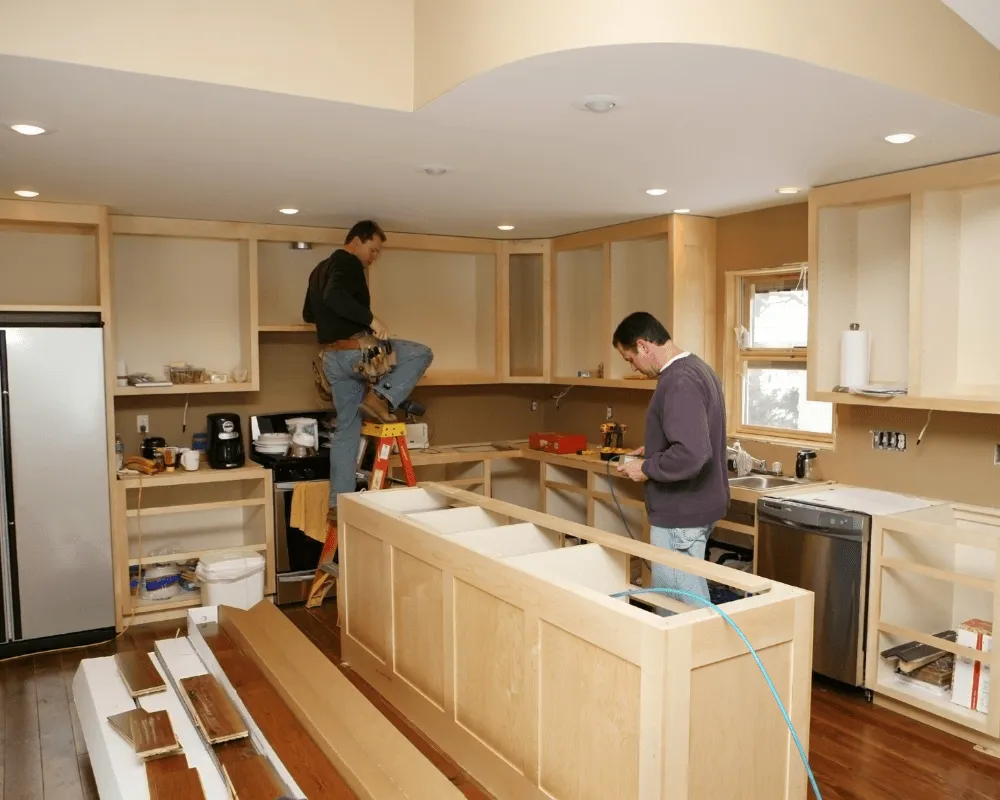 Deux hommes préparant les travaux de rénovation