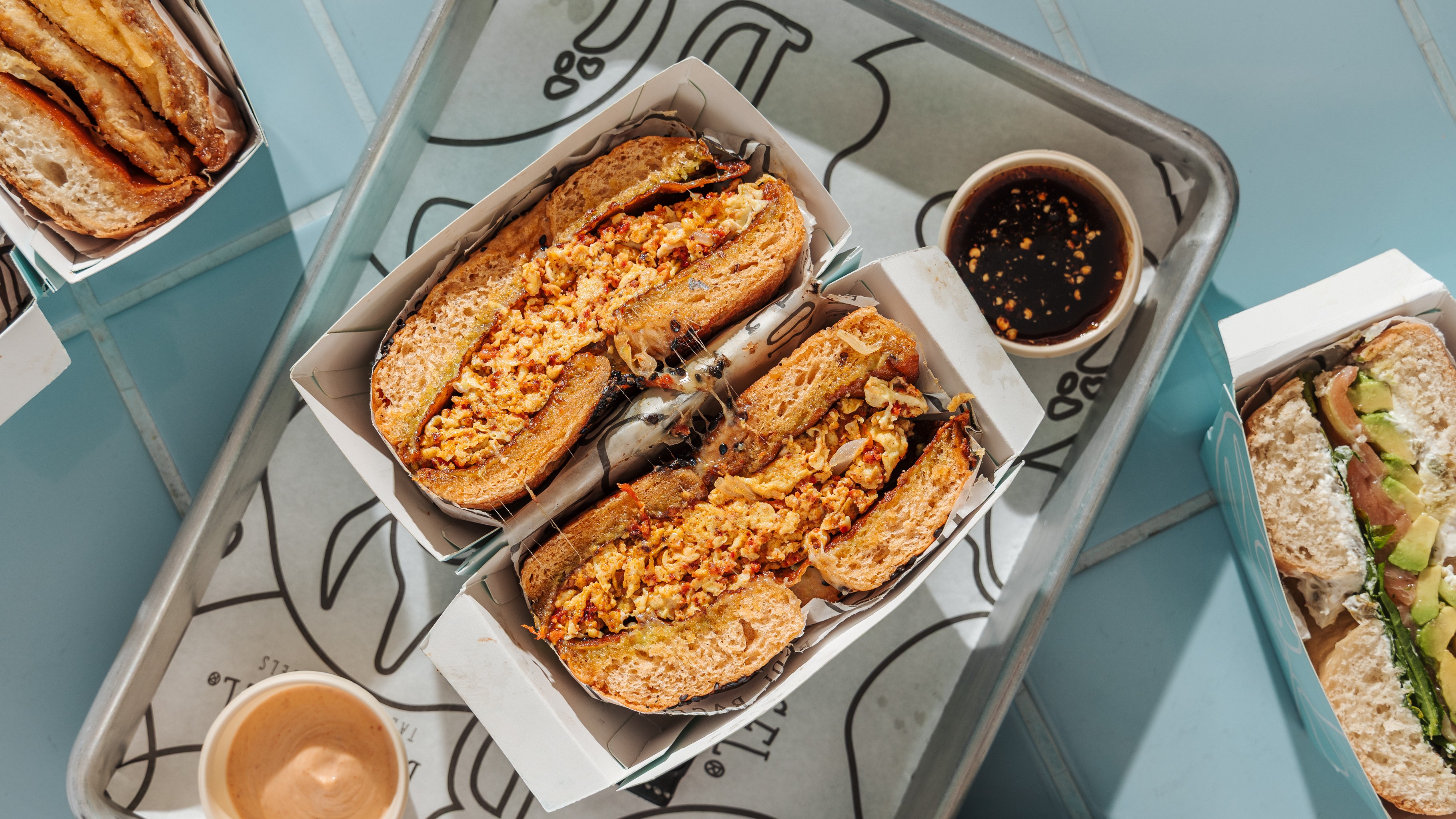 Papi Bagel con huevo, chorizo y queso - Menú Digital Bigol Bagel by Uncommmon