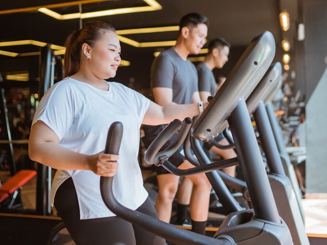 woman doing a gym workout to maximize her weight loss from sauna benefits