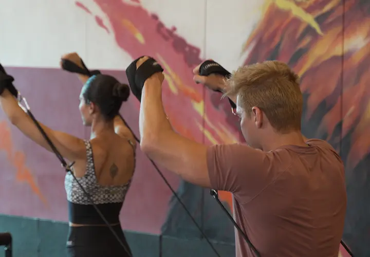 Dois alunos usando o equipamento Reformer Advanced da MetaLife
