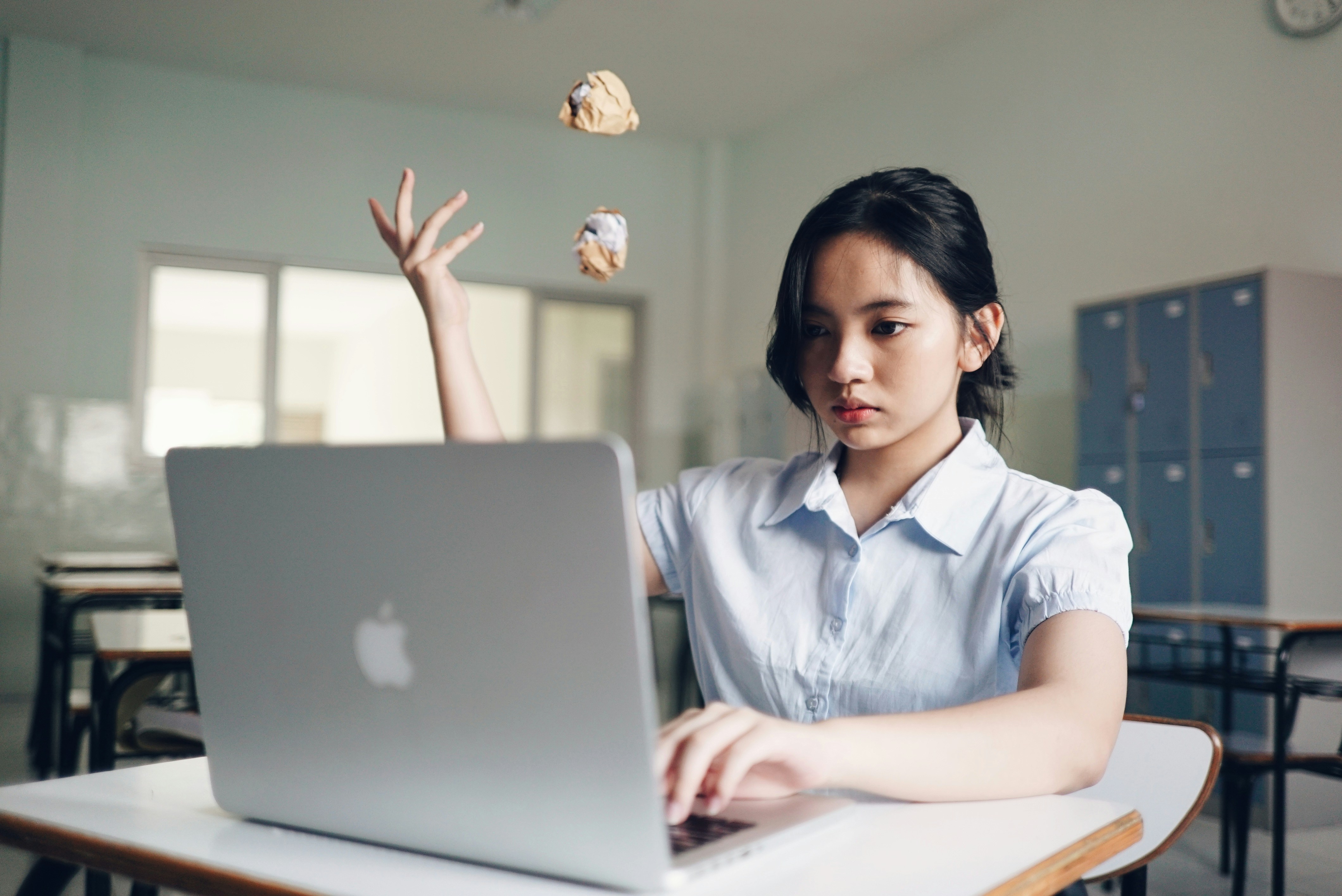 woman looking frustrated - AI Tools for Time Management