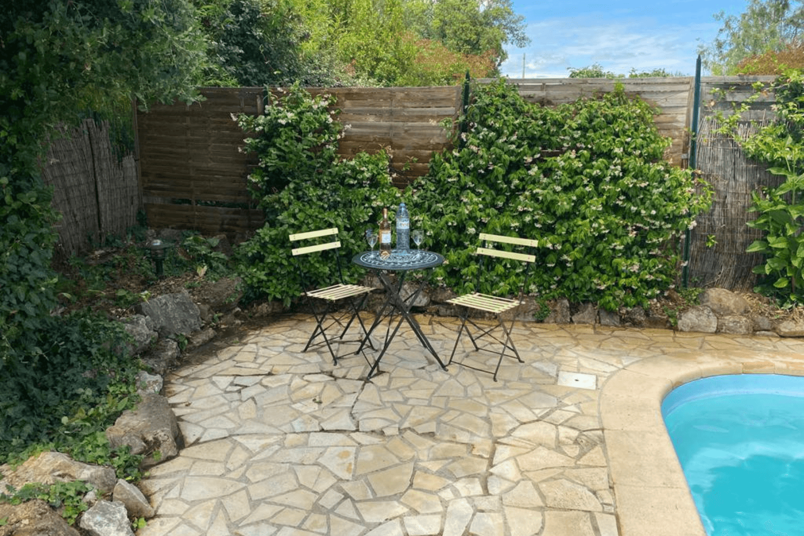 2 bed Cottage with pool in Provence, France