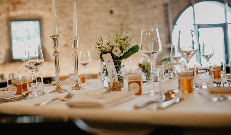 Elegante Tischdekoration mit feiner Floristik und Kerzenständern für eine Hochzeitsfeier in der Villa Sommerach.