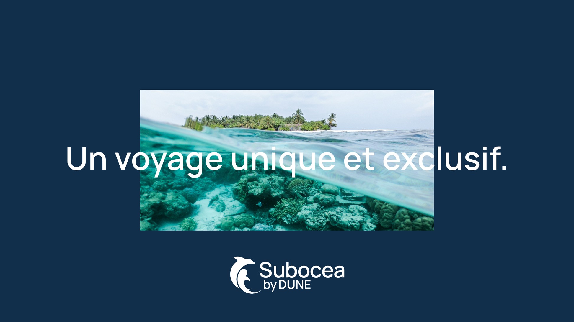 Un voyage unique et exclusif. Photo de la mer sur fond bleu + logo
