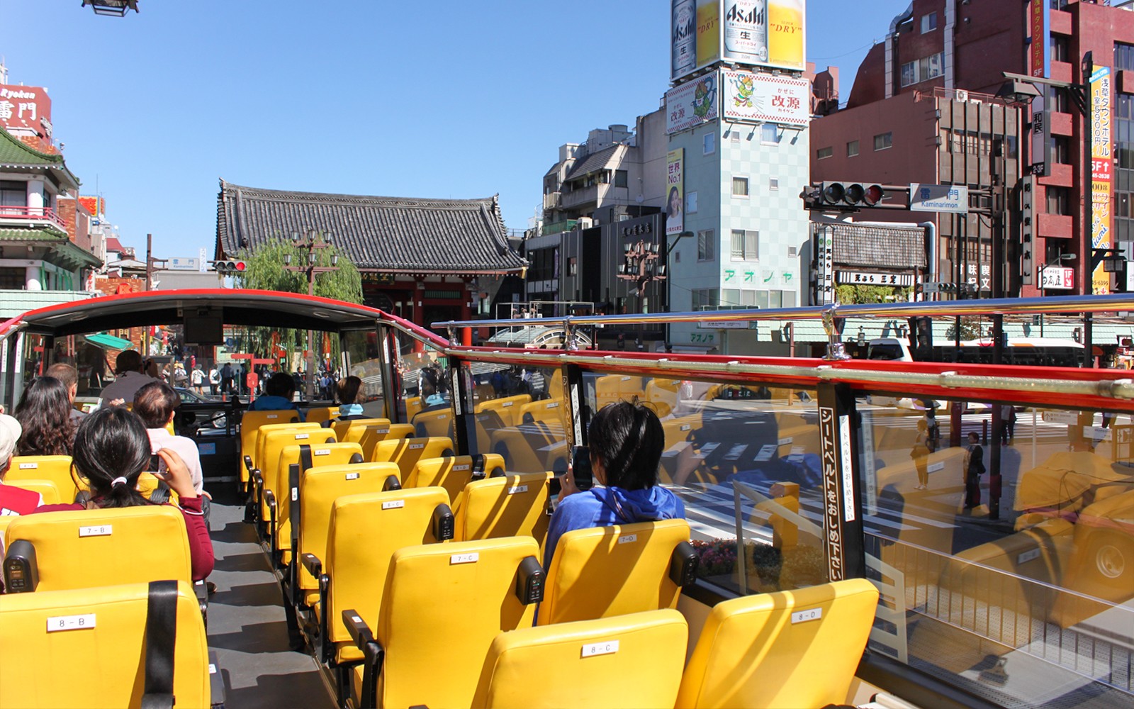 搭乘天空跳躍巴士的遊客，背景是東京晴空塔。