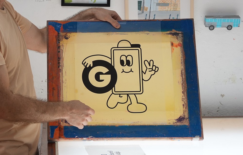A screenprinting frame with an illustration featuring the logo of Gusta