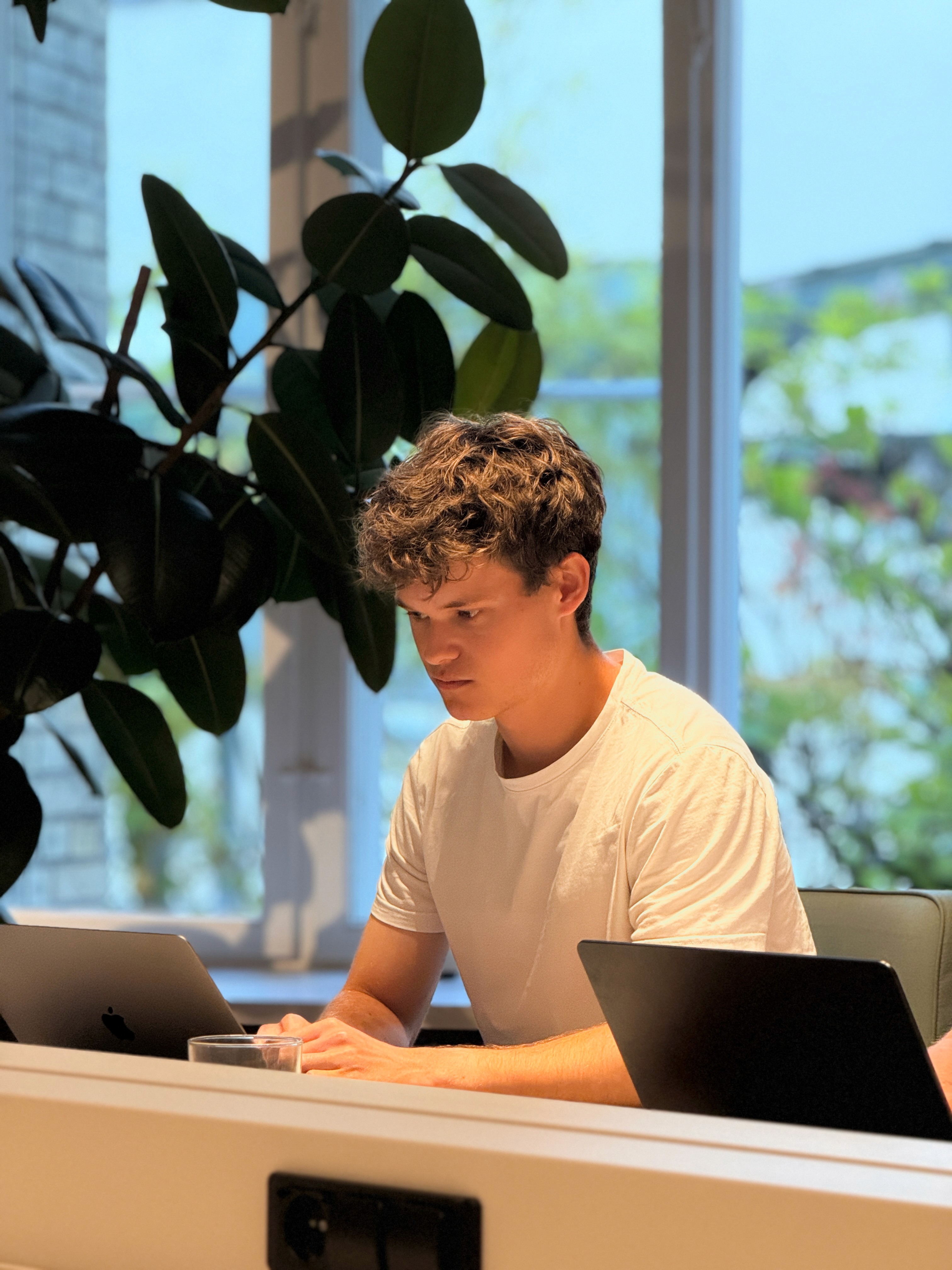 Lauritz arbejder på kontoret