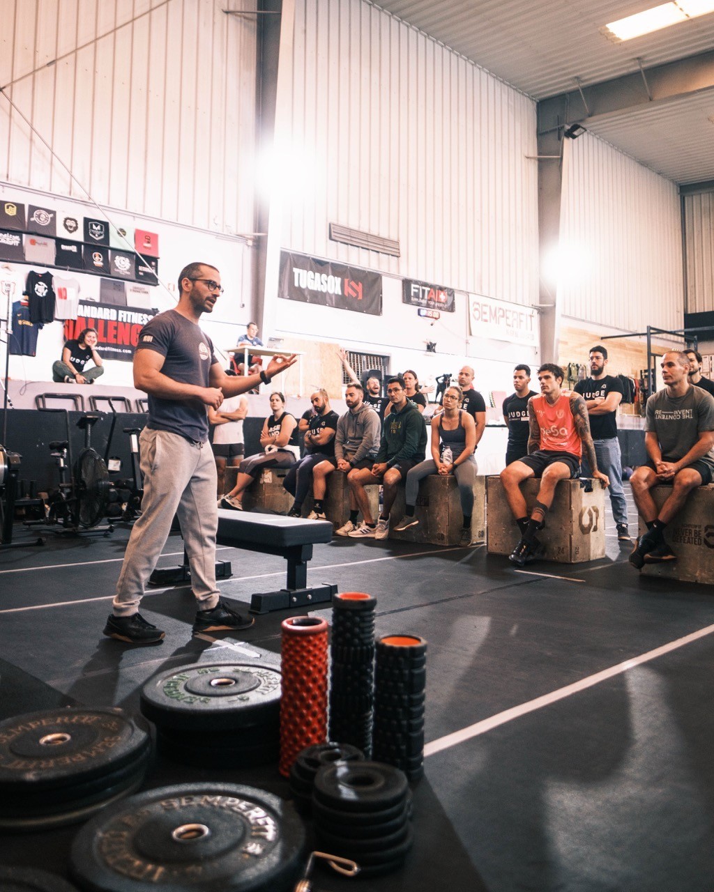 Um coach a falar para os atletas