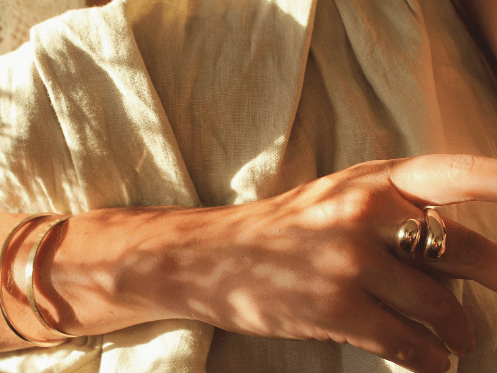 Élégante bague Kube Store en or recyclé, symbole de durabilité et de féminité consciente.