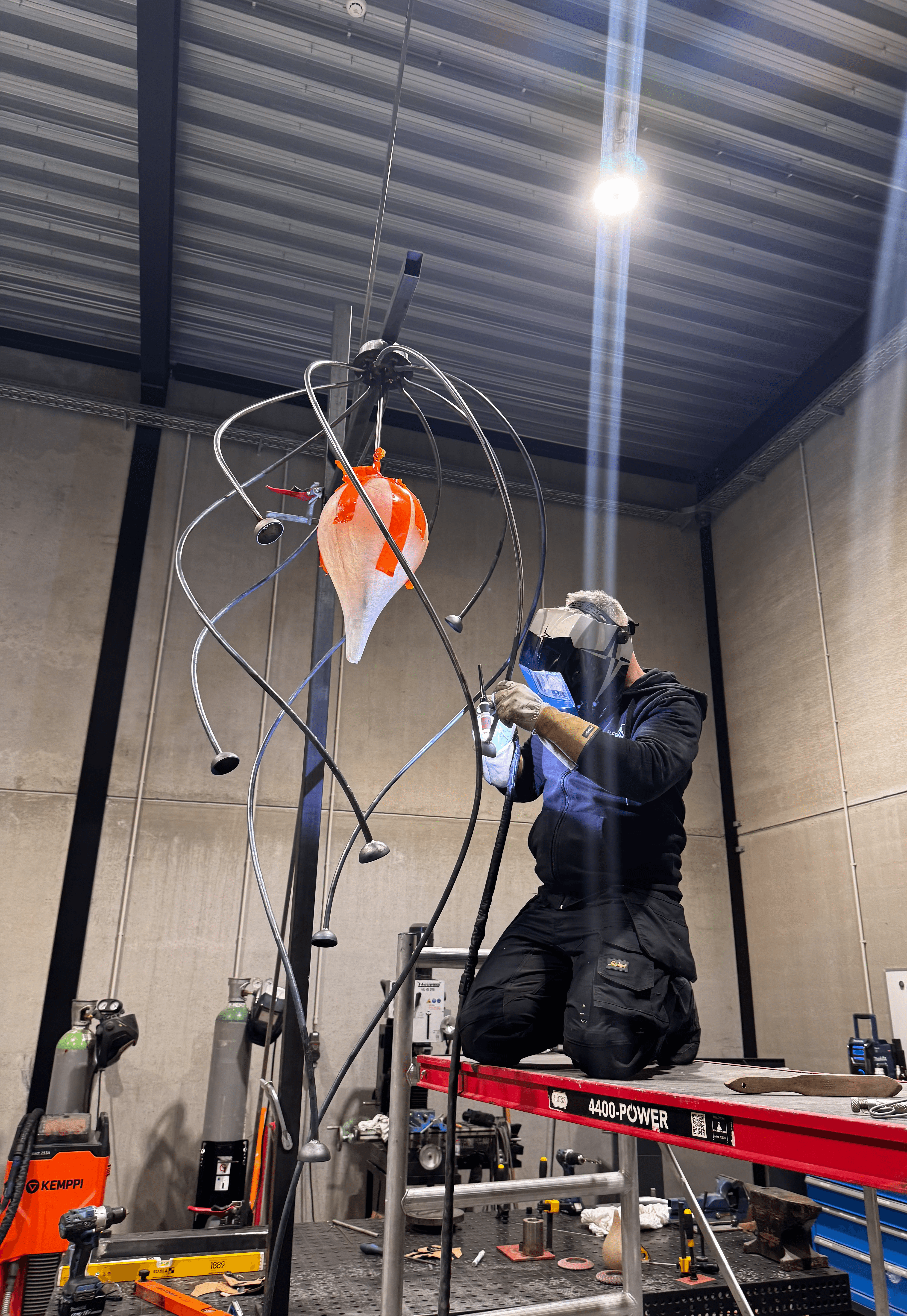 Maatwerk wandverlichting van Bellini Lighting langs een trap voor veilige en sfeervolle verlichting