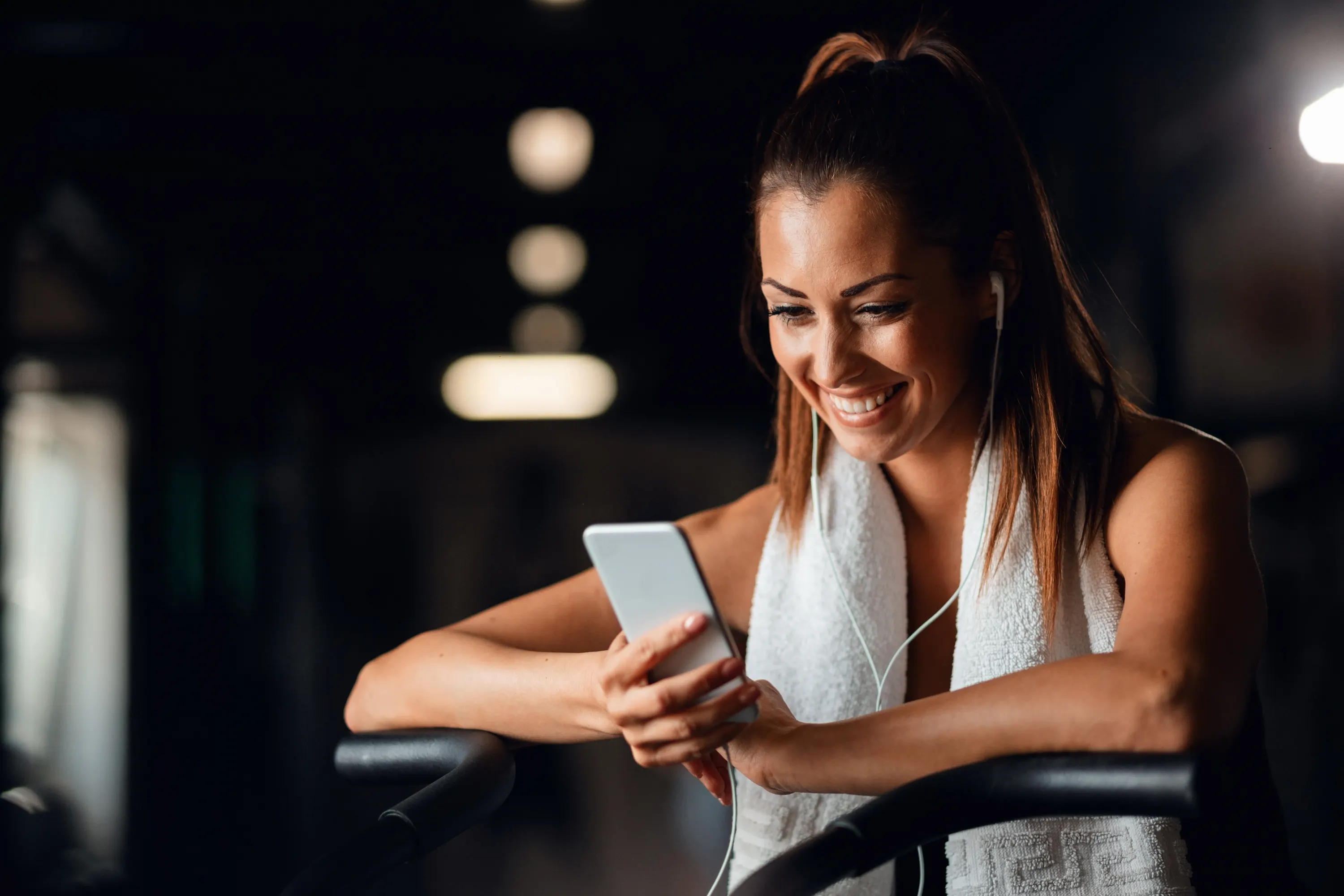 mulher usando smartphone à noite com iluminação suave