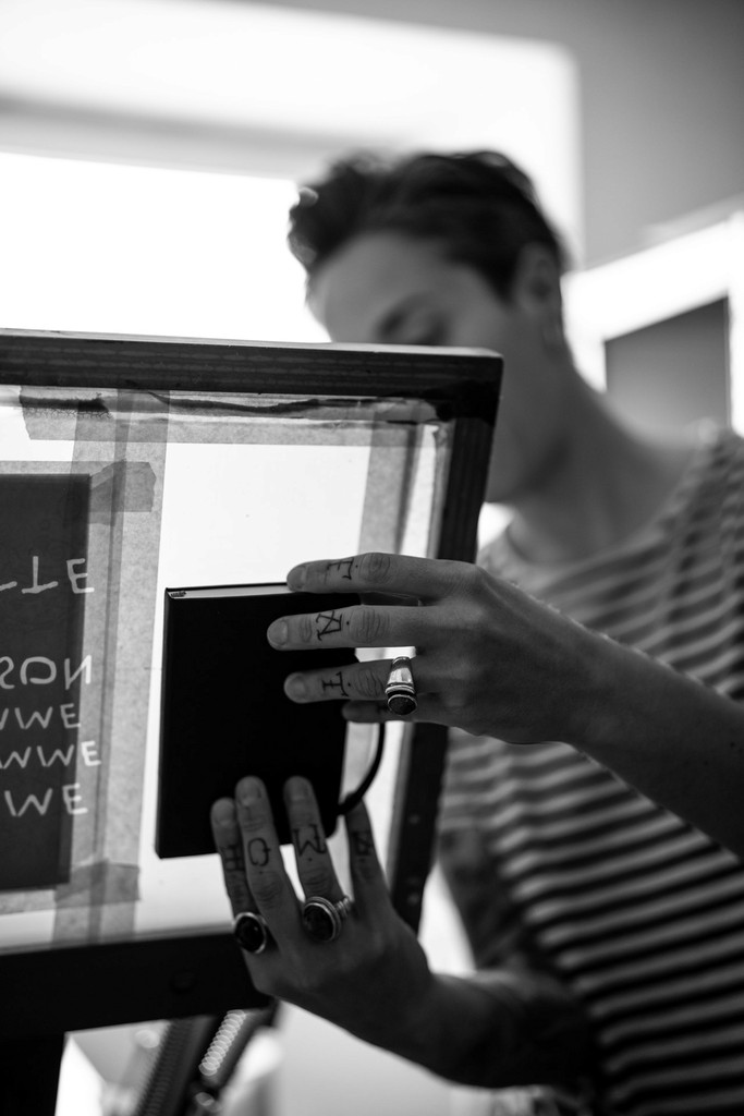 une artisane fait de la linogravure dans son atelier à Méaudre