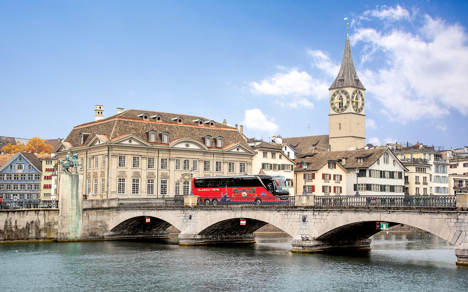 취리히의 세인트 피터 교회와 함께 뮌스터브뤼케를 건너는 투어 버스.