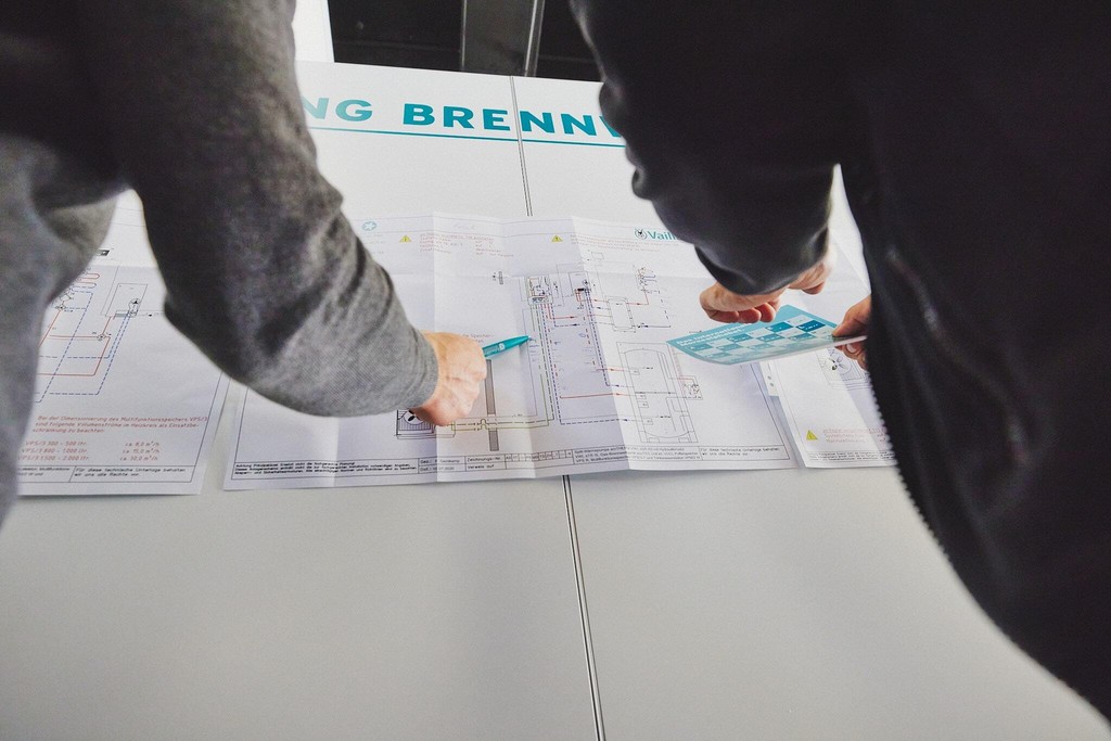 Visual cues and logic puzzles: The combination of technology and gamification fosters curiosity and teamwork.