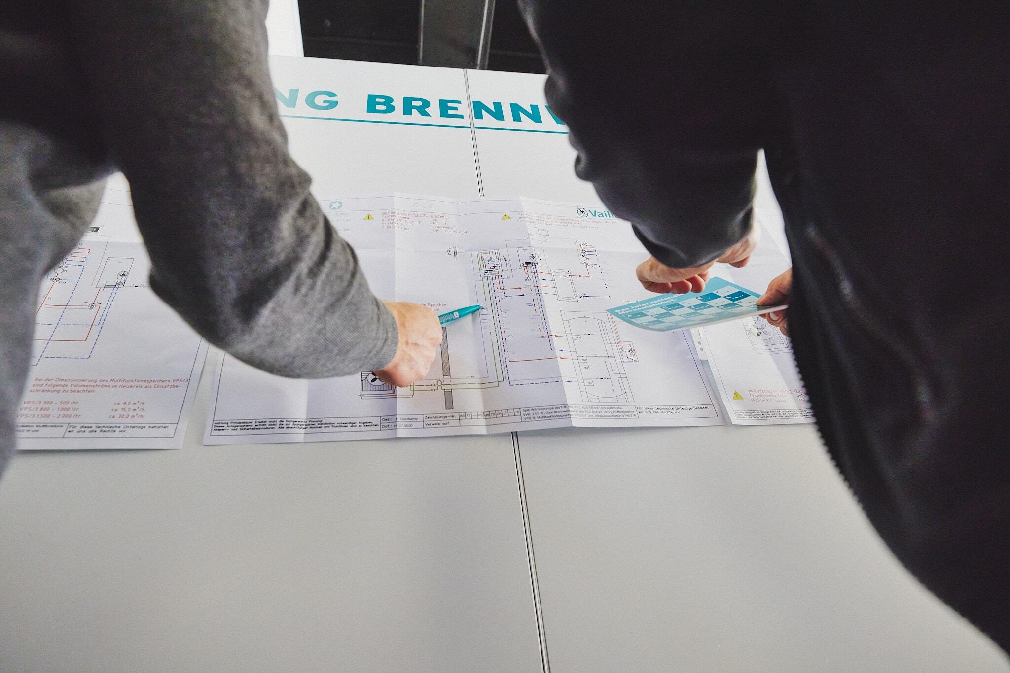 Visuelle Hinweise und Logikrätsel: Die Kombination aus Technik und Gamification fördert Neugier und Teamarbeit.