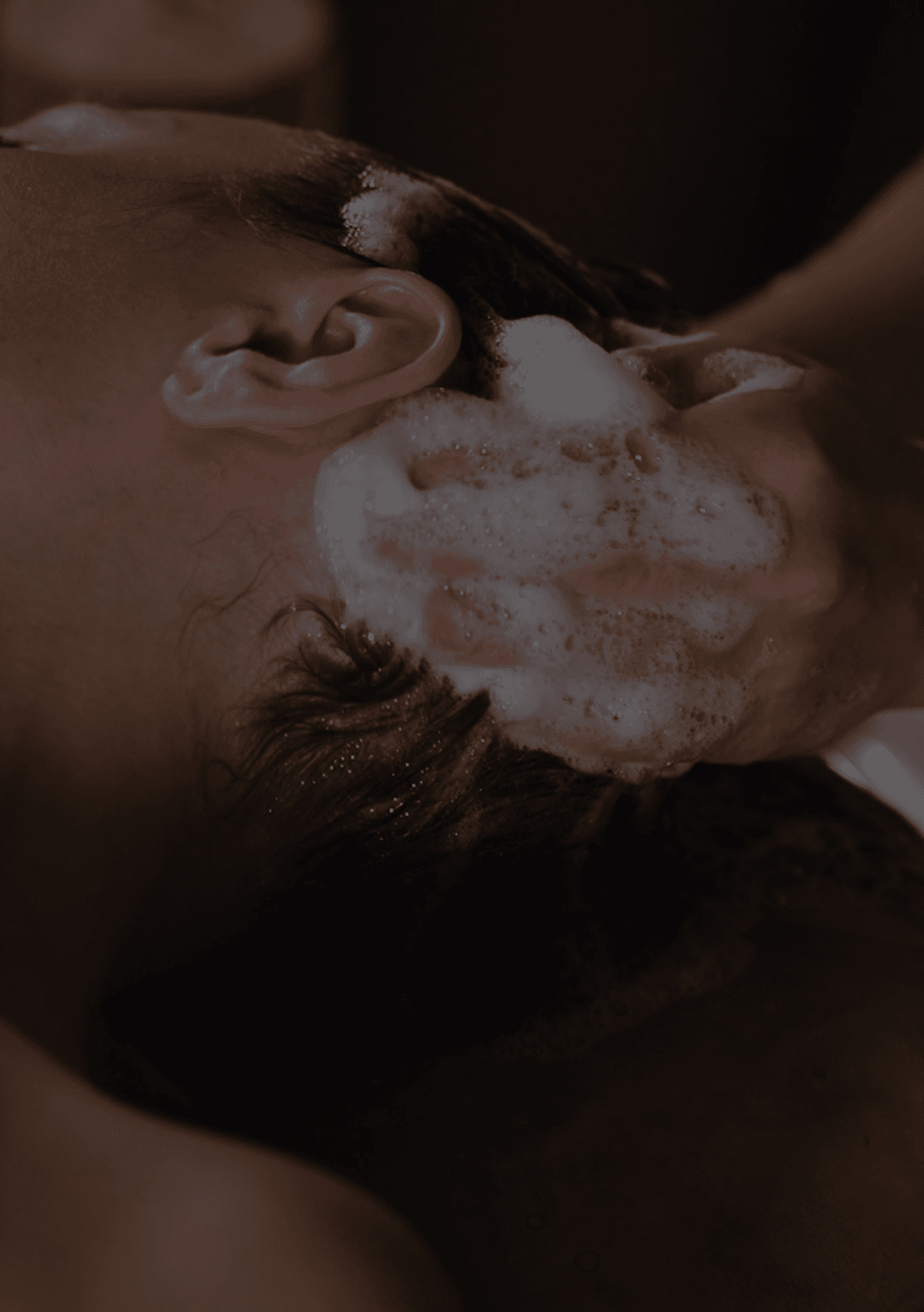 Mytí vlasů a čištění pokožky hlavy při head spa terapii