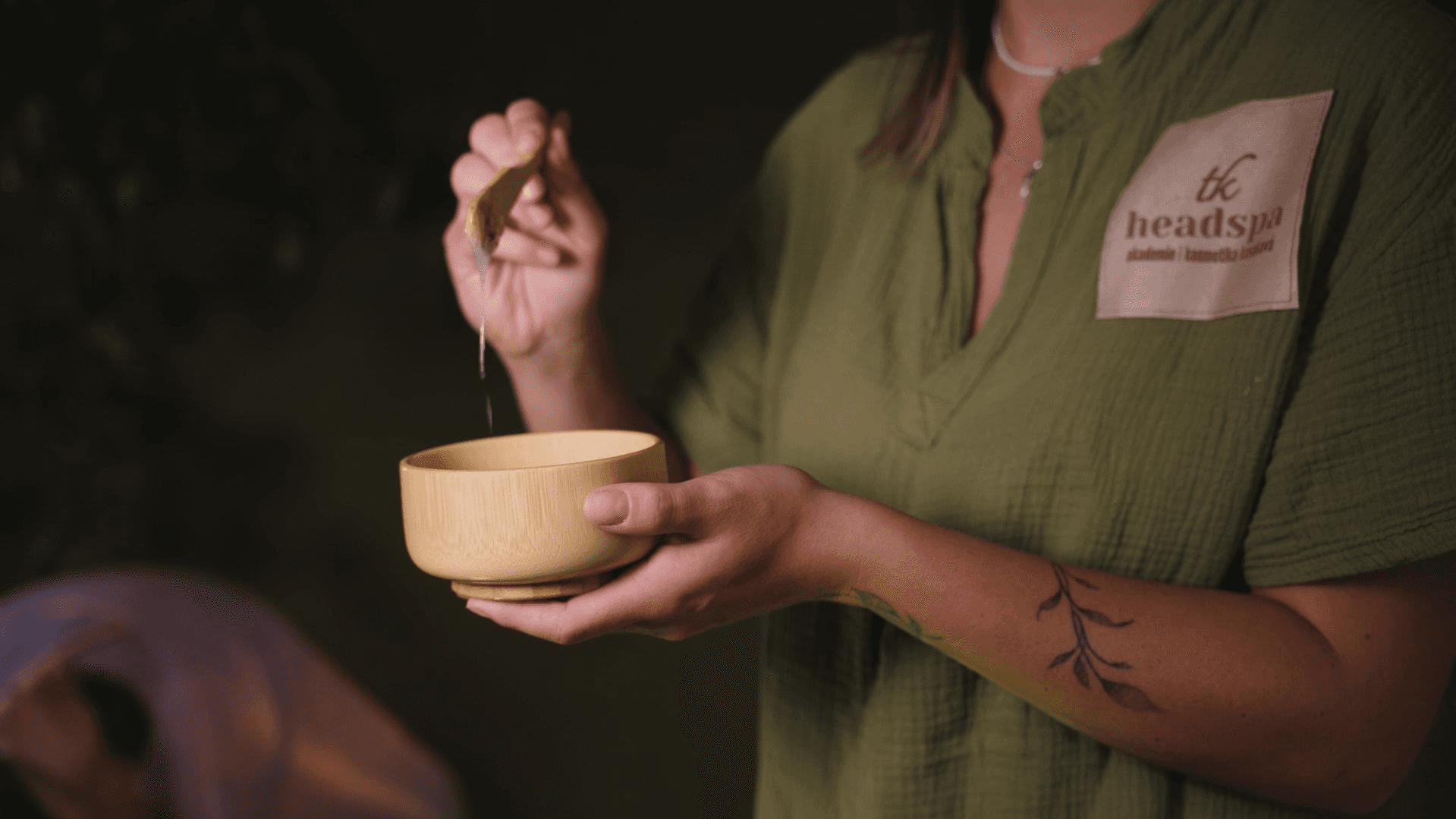 Detail přírodní misky používané při head spa terapii