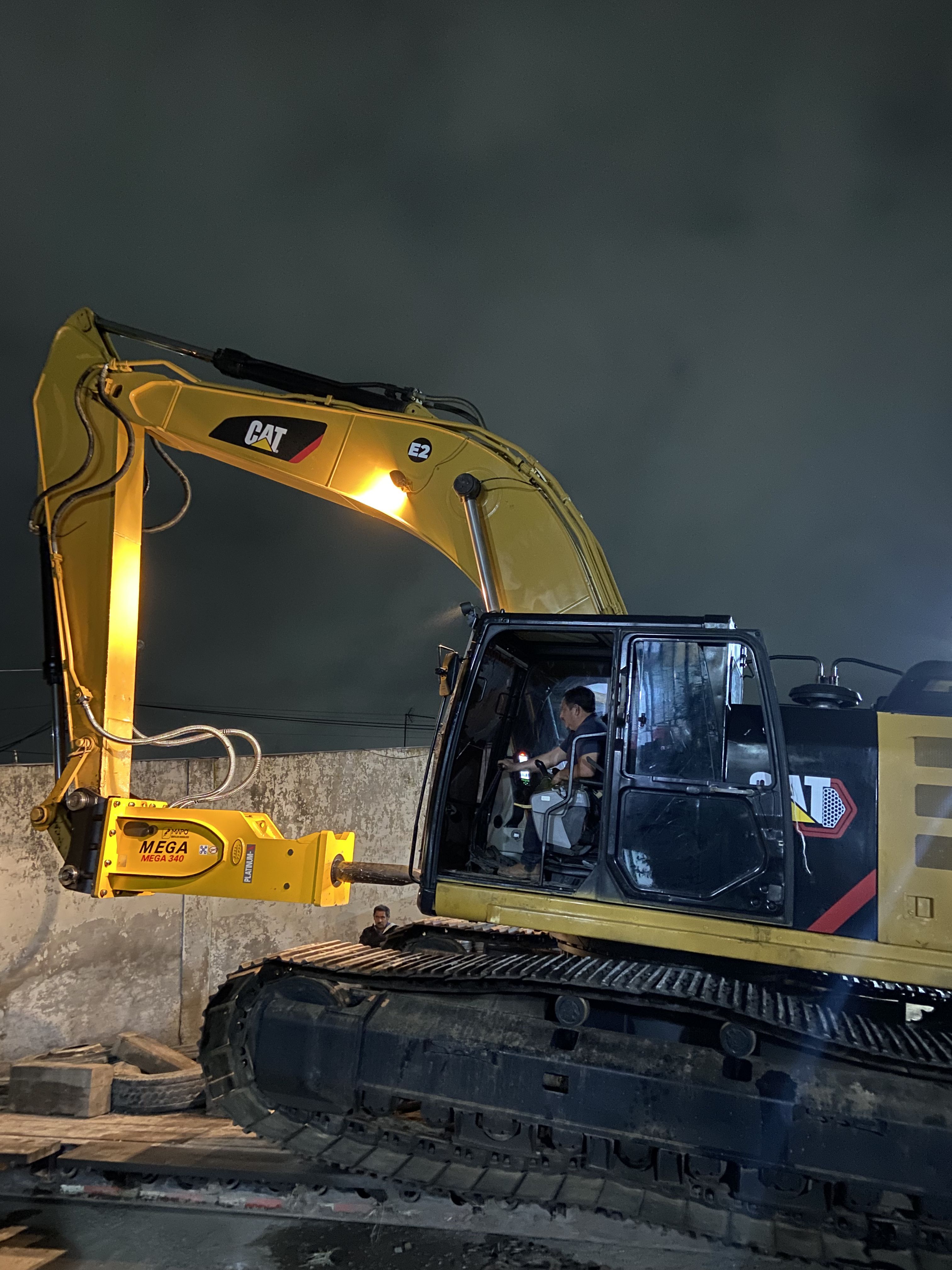 Excavadora hidráulica trabajando en obra de terracería y movimiento de tierra