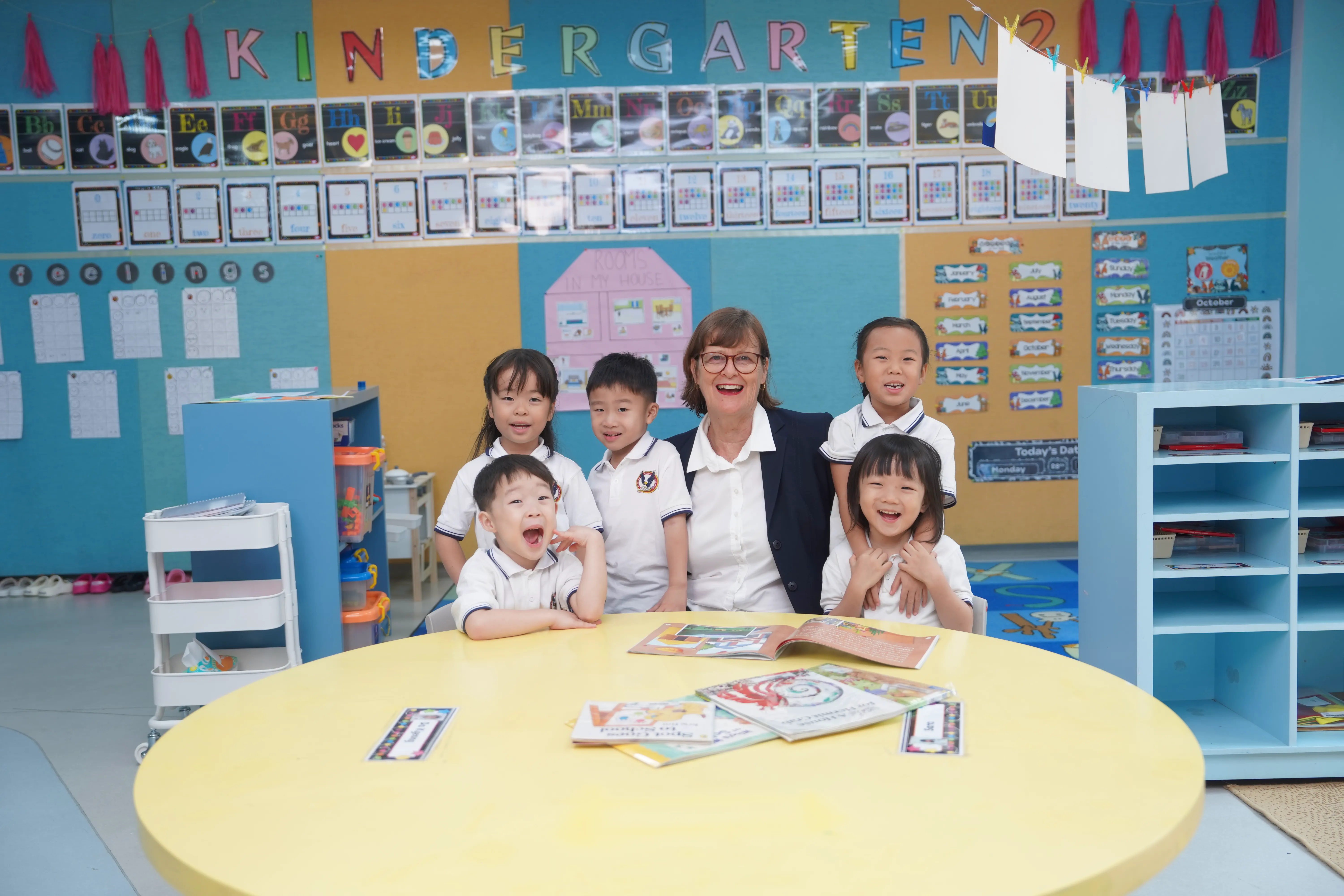 Formasi batu berbentuk pusaran dengan cahaya hangat menyaring masuk.